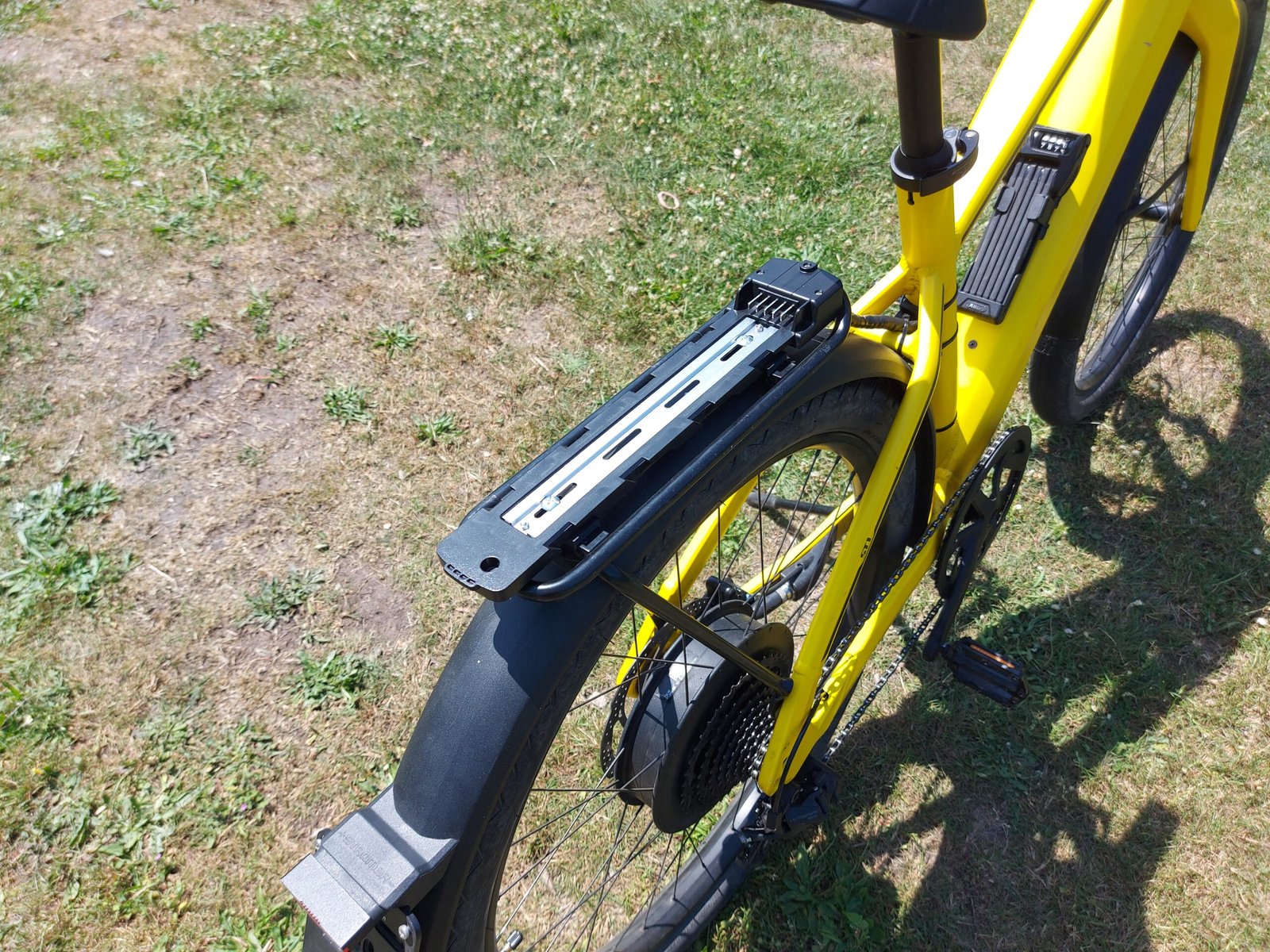 De batterij is gemakkelijk met één beweging op de montageplaat te plaatsen.