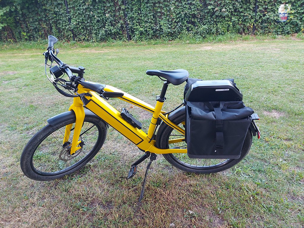 Prêt pour le voyage — sacoches et batterie s’adaptent parfaitement ensemble.