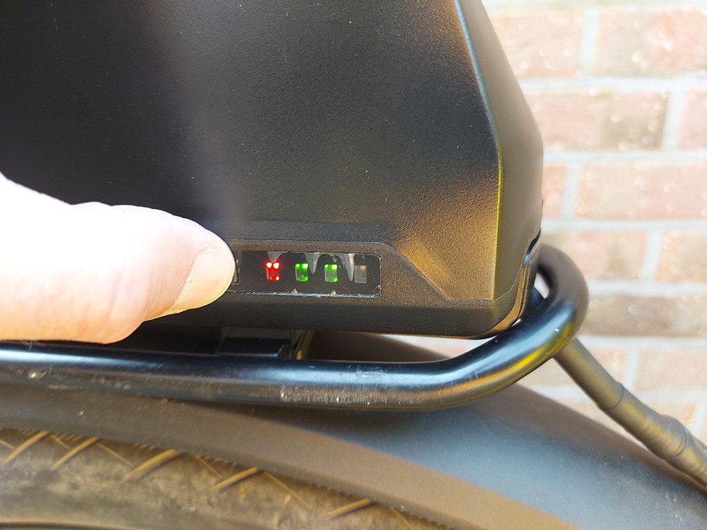 Vérifiez facilement le niveau de la batterie — il suffit d’appuyer sur le bouton.