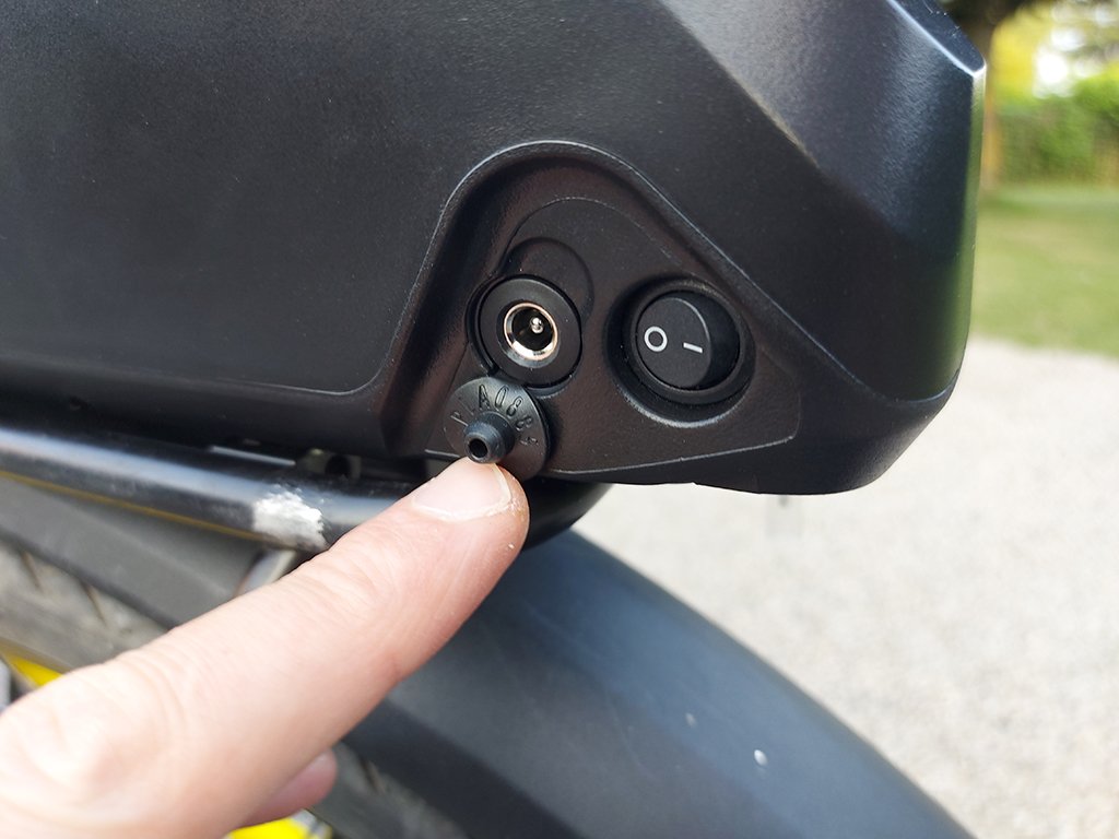 Chargement facile avec le chargeur rapide inclus.