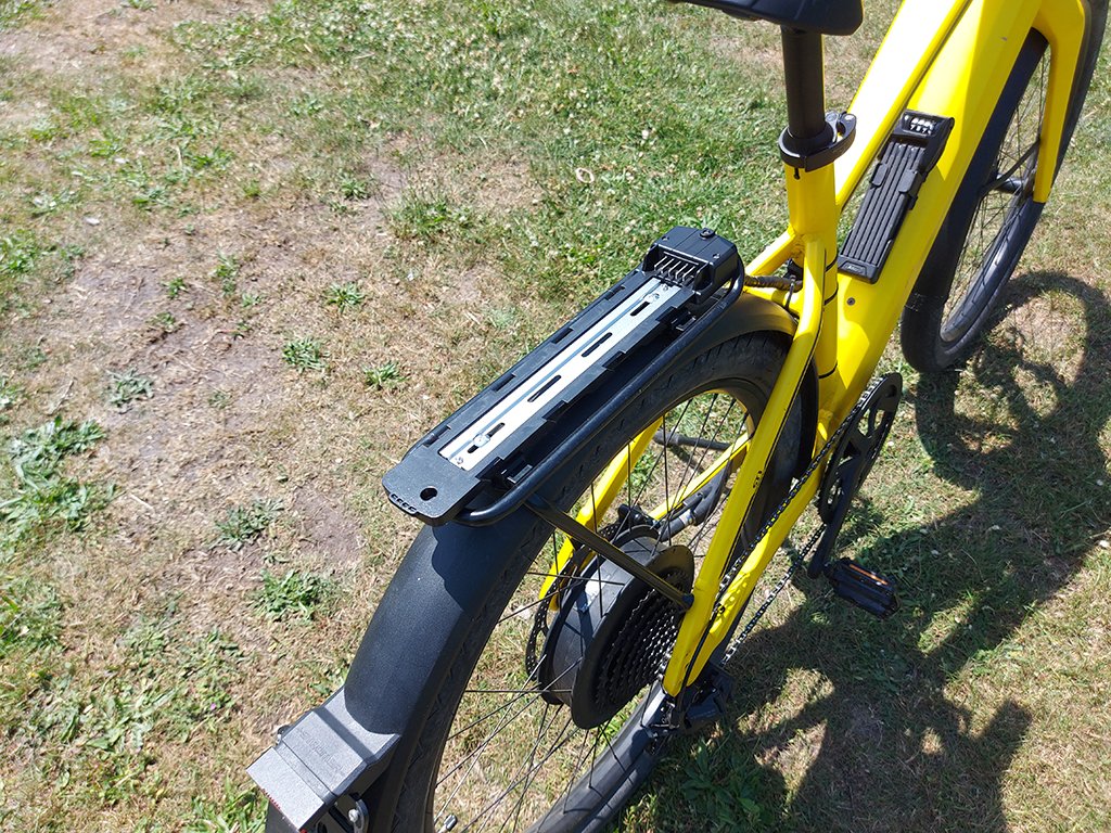 La batterie se place facilement sur la plaque de fixation en un seul geste.