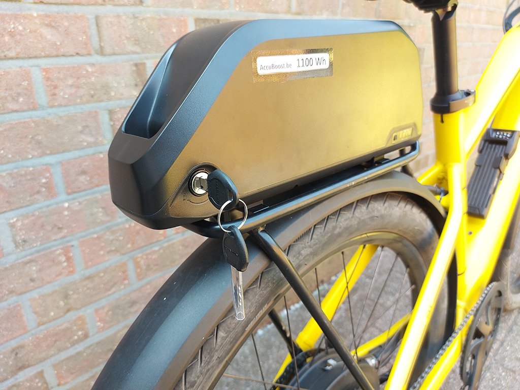 La batterie se verrouille sur la fixation avec une clé. Elle reste en sécurité et ne peut pas être facilement enlevée.