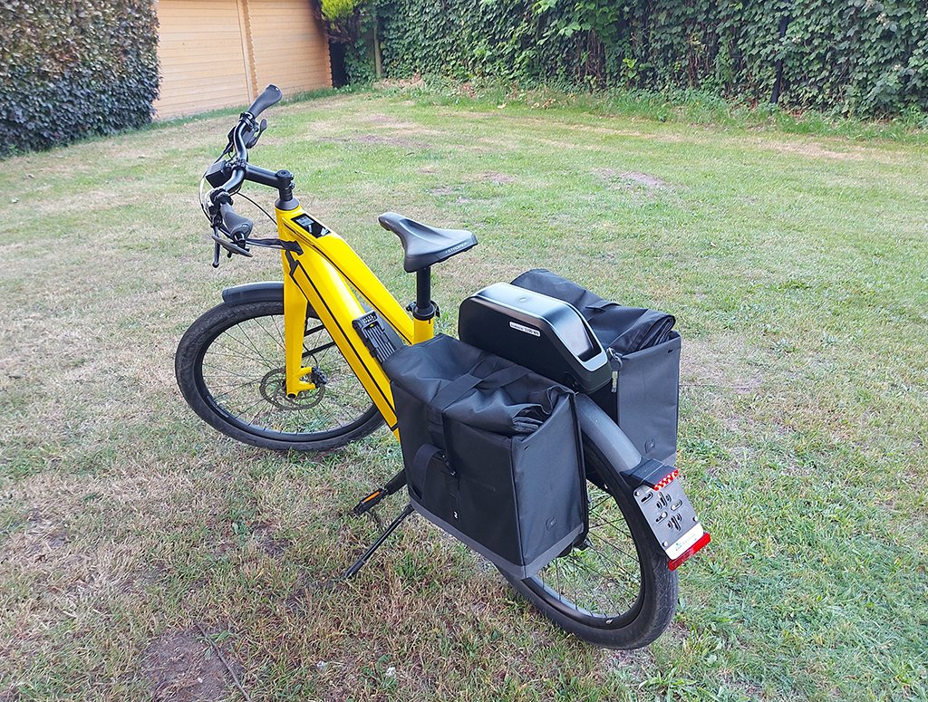 Je kunt tassen toevoegen en verwijderen — batterij en montage blokkeren ze niet.