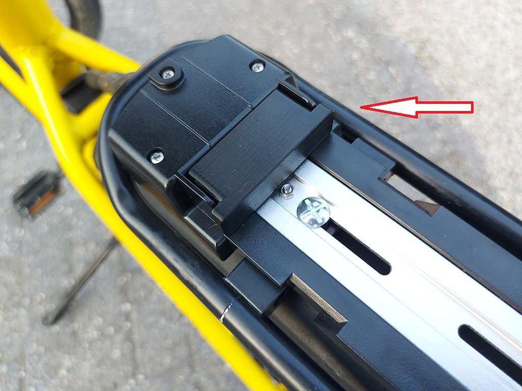 Afdekking houdt de contacten schoon en droog wanneer er geen batterij wordt gebruikt.